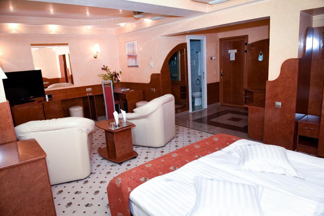 Hotel Carpati Бая Маре Екстериор снимка