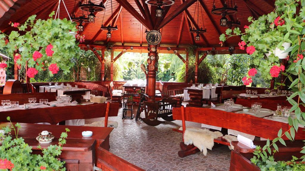 Hotel Carpati Бая Маре Екстериор снимка