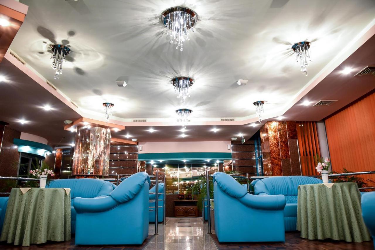 Hotel Carpati Бая Маре Екстериор снимка