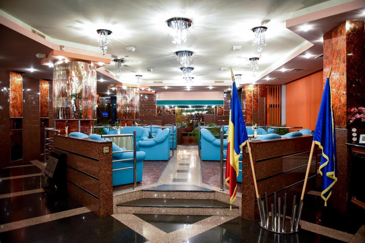 Hotel Carpati Бая Маре Екстериор снимка